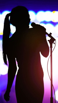 Chanteuse en contre-jour